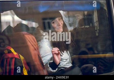 Kiev, Ukraine. 10th mars 2022. Les Ukrainiens évacués des zones entourant la capitale ukrainienne, Kiev, attendent sur les bus après être arrivés à un point de triage à Kiev, en Ukraine, le jeudi 10 mars 2022. Photo par Service d'urgence de l'Etat ukrainien / crédit: UPI/Alamy Live News Banque D'Images