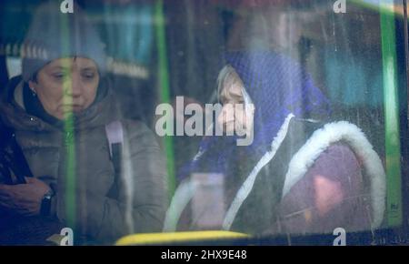 Kiev, Ukraine. 10th mars 2022. Les Ukrainiens évacués des zones entourant la capitale ukrainienne, Kiev, attendent sur les bus après être arrivés à un point de triage à Kiev, en Ukraine, le jeudi 10 mars 2022. Photo par Service d'urgence de l'Etat ukrainien / crédit: UPI/Alamy Live News Banque D'Images