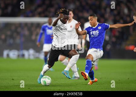 LEICESTER, ROYAUME-UNI. MAR 9th Jeremy Doku de Rennes combat avec Youri Tielemans de Leicester City lors du match de la Ligue des conférences européennes de l'UEFA Tour de 16 entre Leicester City et Stade Rennais F.C. au King Power Stadium de Leicester le jeudi 10th mars 2022. (Credit: Jon Hobley | MI News ) Credit: MI News & Sport /Alay Live News Banque D'Images