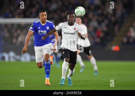 LEICESTER, ROYAUME-UNI. MAR 9th Jeremy Doku de Rennes en action lors du match de la Ligue de la Conférence européenne de l'UEFA Europa Round of 16 entre Leicester City et Stade Rennais F.C. au King Power Stadium de Leicester le jeudi 10th mars 2022. (Credit: Jon Hobley | MI News ) Credit: MI News & Sport /Alay Live News Banque D'Images