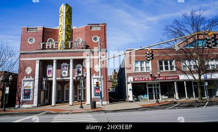 STAMFORD, CT, Etats-Unis - 10 MARS 2022: Vue sur la rue depuis Avon Theatre à Stamford dans une belle journée ensoleillée avec ciel bleu Banque D'Images