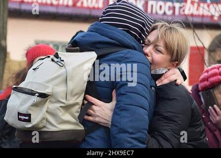 Kiev, Ukraine. 10th mars 2022. Deux personnes embrassent Au revoir à Irpin, en Ukraine, le jeudi 10 mars 2022. Photo par Service d'urgence de l'Etat ukrainien/crédit UPI: UPI/Alay Live News Banque D'Images