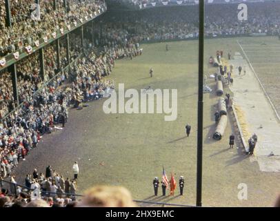 Groupe de marche sur le banc de touche attendant de se produire à un match de football, probablement joué à Briggs ou Tiger Stadium à Detroit vers la fin de 1950s Banque D'Images