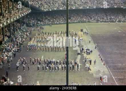 Groupe de marche sur le banc de touche attendant de se produire à un match de football, probablement joué à Briggs ou Tiger Stadium à Detroit vers la fin de 1950s Banque D'Images