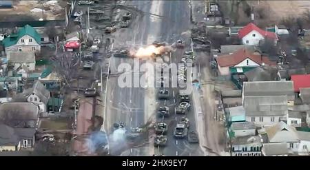 Brovary, Kiev, Ukraine. 10th mars 2022. Une image tirée de la vidéo de la Défense militaire ukrainienne montre une embuscade sur une colonne de chars russes. Cette image tirée d'une vidéo de drone, publiée mercredi par l'armée ukrainienne, montre une attaque contre une colonne de char russe près de Brovary dans le nord-est de Kiev. Les troupes russes se sont orientées vers Kiev pour tenter d'encercler la capitale de l'Ukraine. (Credit image: © Ukrainian Military Defense/ZUMA Press Wire Service) Credit: ZUMA Press, Inc./Alay Live News Banque D'Images