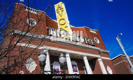 STAMFORD, CT, Etats-Unis - 10 MARS 2022: Vue sur la rue depuis Avon Theatre à Stamford dans une belle journée ensoleillée avec ciel bleu Banque D'Images