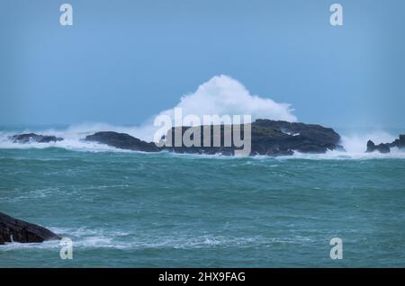 Vagues se brisant sur les rochers à Carnish Beach sur l'île de Lewis dans les Hébrides extérieures, en Écosse Banque D'Images
