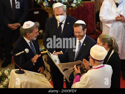 Istanbul, Turquie. 10th mars 2022. Le Président israélien Isaac Herzog (3rd L) rencontre des représentants de la communauté juive à Istanbul, en Turquie, le 10 mars 2022. Après une réunion « historique » avec le président turc dans la capitale Ankara, le président israélien Isaac Herzog a rencontré jeudi des représentants de la communauté juive dans le centre financier et culturel turc d'Istanbul. Credit: Shadati/Xinhua/Alamy Live News Banque D'Images