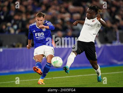 Marc Albrighton (à gauche) de Leicester City et Jeremy Doku de Rennes en action lors de la manche de seize matchs de première jambe de l'UEFA Europa Conference League au King Power Stadium de Leicester. Date de la photo: Jeudi 10 mars 2022. Banque D'Images