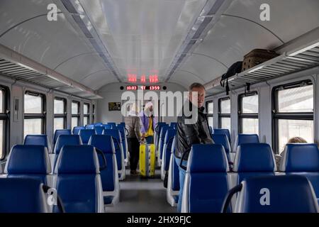 Przemysl, Pologne. 10th mars 2022. Un homme est vu à l'intérieur du train sur le chemin de Lviv. Malgré des millions d'Ukrainiens fuyant à cause de l'invasion russe, des milliers d'autres ont décidé de retourner en Ukraine pour aider à lutter contre l'agression russe. (Credit image: © Hesther ng/SOPA Images via ZUMA Press Wire) Credit: ZUMA Press, Inc./Alamy Live News Banque D'Images