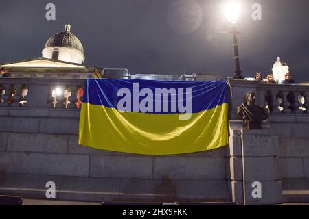 Londres, Royaume-Uni. 10th mars 2022. Un grand drapeau ukrainien est suspendu sur un mur. Des manifestants se sont rassemblés sur Trafalgar Square pour le jour 16 des manifestations en cours alors que l'attaque russe sur l'Ukraine s'intensifie. (Credit image: © Vuk Valcic/ZUMA Press Wire) Credit: ZUMA Press, Inc./Alamy Live News Banque D'Images