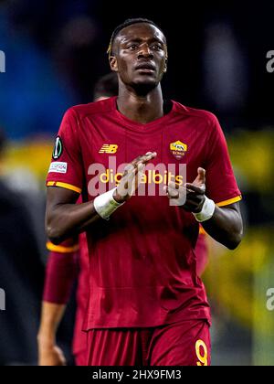 Arnhem, pays-Bas. 10th mars 2022. ARNHEM, PAYS-BAS - MARS 10: Tammy Abraham d'AS Roma célébrant la victoire lors de la Ligue de conférence UEFA Europa, Knockout stage, 1/8 finales match entre Vitesse et AS Roma à Gelredome le 10 mars 2022 à Arnhem, pays-Bas (photo de Jeroen Meuwsen/Orange Pictures) Credit: Orange pics BV/Alay Live News Banque D'Images