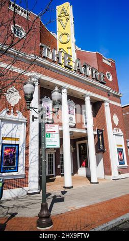 STAMFORD, CT, Etats-Unis - 10 MARS 2022: Vue sur la rue depuis Avon Theatre à Stamford dans une belle journée ensoleillée avec ciel bleu Banque D'Images