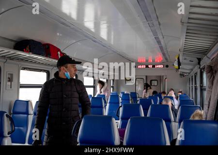 Przemysl, Pologne. 10th mars 2022. Un homme est vu marcher à l'intérieur du train sur le chemin de Lviv. Malgré des millions d'Ukrainiens fuyant à cause de l'invasion russe, des milliers d'autres ont décidé de retourner en Ukraine pour aider à lutter contre l'agression russe. (Credit image: © Hesther ng/SOPA Images via ZUMA Press Wire) Credit: ZUMA Press, Inc./Alamy Live News Banque D'Images