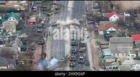 Brovary, Kiev, Ukraine. 10th mars 2022. Une image tirée de la vidéo de la Défense militaire ukrainienne montre une embuscade sur une colonne de chars russes. Cette image tirée d'une vidéo de drone, publiée mercredi par l'armée ukrainienne, montre une attaque contre une colonne de char russe près de Brovary dans le nord-est de Kiev. Les troupes russes se sont orientées vers Kiev pour tenter d'encercler la capitale de l'Ukraine. (Credit image: © Ukrainian Military Defense/ZUMA Press Wire Service) Credit: ZUMA Press, Inc./Alay Live News Banque D'Images