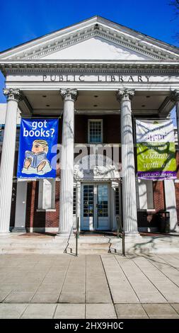 STAMFORD, CT, États-Unis - 10 MARS 2022 : vue sur la rue depuis la bibliothèque Ferguson par beau temps ensoleillé avec ciel bleu Banque D'Images