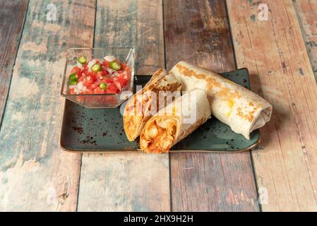 Le tinga est un plat mexicain, fait avec de la viande déchiquetée dans une sauce à base de tomate, d'oignon, d'ail et de piment chipotle. Il est généralement consommé sur des toasts, Banque D'Images