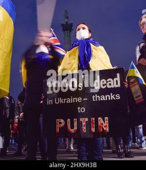 Londres, Royaume-Uni. 10th mars 2022. Des manifestants se sont rassemblés sur Trafalgar Square pour le jour 16 des manifestations en cours alors que l'attaque russe sur l'Ukraine s'intensifie. Credit: Vuk Valcic/Alamy Live News Banque D'Images