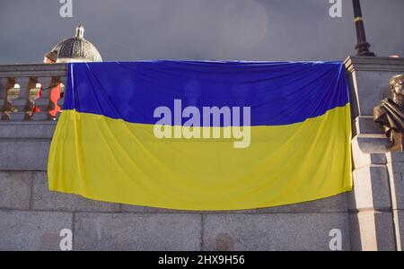 Londres, Royaume-Uni. 10th mars 2022. Un grand drapeau ukrainien est suspendu sur un mur. Des manifestants se sont rassemblés sur Trafalgar Square pour le jour 16 des manifestations en cours alors que l'attaque russe sur l'Ukraine s'intensifie. Credit: Vuk Valcic/Alamy Live News Banque D'Images