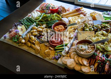 Planche à pâturage avec divers fruits, fruits, légumes et fromage Banque D'Images