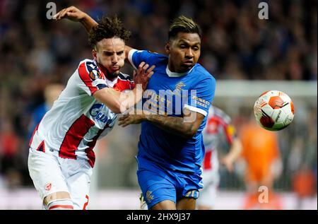 Les Rangers Alfredo Morelos se dispute avec le Red Star Strahinja Erakovic de Belgrade lors de la manche de la Ligue Europa de l'UEFA lors de la manche de seize premiers matchs au stade Ibrox, à Glasgow. Date de la photo: Jeudi 10 mars 2022. Banque D'Images