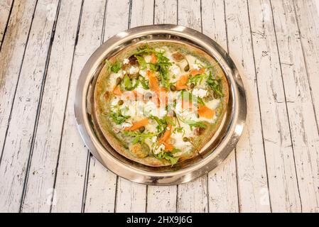 Pizza au saumon fumé, au fromage et à la mozzarella fraîche avec pâte fine à la farine de blé Banque D'Images