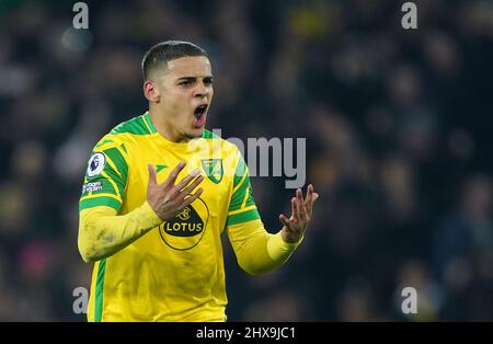 Le Max Aarons de Norwich City célèbre le premier but de son équipe, marqué par Teemu Pukki (non représenté) lors du match de la Premier League à Carrow Road, Norwich. Date de la photo: Jeudi 10 mars 2022. Banque D'Images