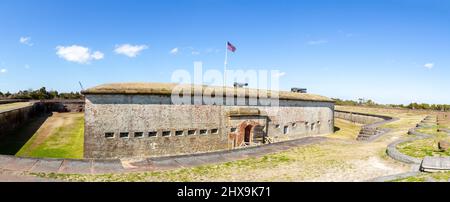 Parc national historique de fort Mason à Atlantic Beach, extérieur de Caroline du Nord avec drapeau américain et canons dans un ciel bleu. Banque D'Images