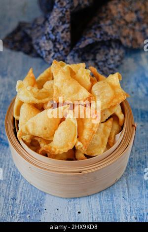 Pangsit goreng ou wonton frit généralement servi avec des nouilles de poulet mie ayam Banque D'Images