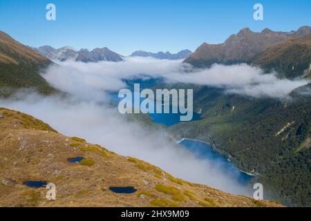 Vue panoramique sur le lac Gunn Fergus et la chaîne Livingstone depuis Key Summit Ridge, le parc national de Fiordland, l'île du Sud de la Nouvelle-Zélande Banque D'Images