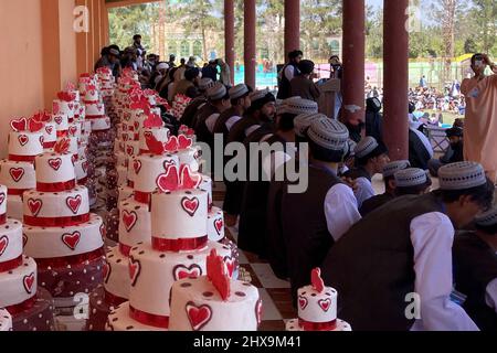 Lashkar Gah, Afghanistan. 10th mars 2022. Les marié assistent à une cérémonie de mariage à Lashkar Gah, capitale de la province Helmand, dans le sud de l'Afghanistan, le 10 mars 2022. La cérémonie de mariage de masse a eu lieu ici jeudi, a déclaré une source locale. Credit: Arghand/Xinhua/Alamy Live News Banque D'Images