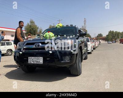 Lashkar Gah, Afghanistan. 10th mars 2022. Des véhicules décorés de fleurs sont vus lors d'une cérémonie de mariage à Lashkar Gah, capitale de la province Helmand, dans le sud de l'Afghanistan, le 10 mars 2022. La cérémonie de mariage de masse a eu lieu ici jeudi, a déclaré une source locale. Credit: Arghand/Xinhua/Alamy Live News Banque D'Images