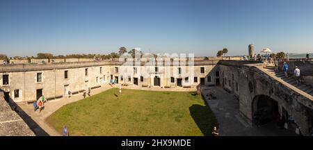 St. Augustine, Floride, États-Unis - 26 février 2022 : touristes à l'intérieur de la cour historique de Castillo de San Marcos à St. Augustine, Floride. Banque D'Images