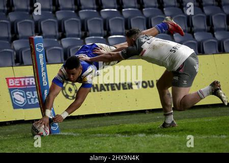 David Fusitu'a de Leeds Rhinos se contente du faire exclure lors du match de la Super League de Betfred au Headingley Stadium, à Leeds. Date de la photo: Jeudi 10 mars 2022. Banque D'Images