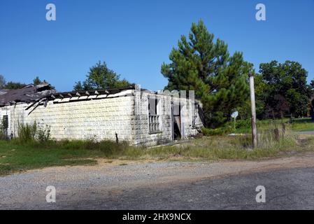 L'ancien magasin de la communauté de Lisbonne, en Arkansas, se trouve en ruines. Le toit est caillé et les vitres sont cassées. Banque D'Images