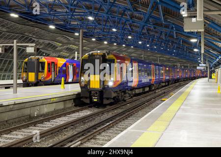 South Western Railway classe 458 trains électriques dans les anciennes plates-formes de gare internationale de Waterloo à la gare de Londres Waterloo la nuit Banque D'Images