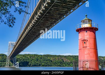 George Washington Bridge et Red Light House, Hudson River, reliant New York City, New York (premier plan) et fort Lee, New Jersey (arrière-plan), États-Unis Banque D'Images