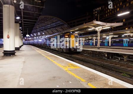 South Eastern trains classe 377 troisième train 750v DC Electric train 377514 + 377164 London Victoria en attente de départ la nuit Banque D'Images