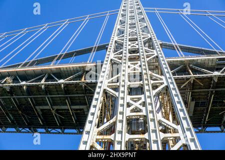 Vue à angle bas détail de la suspension Tower, George Washington Bridge, reliant New York City, New York et fort Lee, New Jersey, États-Unis Banque D'Images