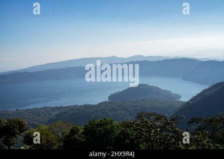 Vue aérienne du lac Coatepeque à Salvador. Santa Ana, El Salvador. Banque D'Images