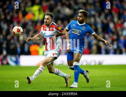 Les Rangers Alfredo Morelos affronte le Rodic de Milan de Red Star Belgrade lors de la manche de seize premiers matchs de la Ligue Europa de l'UEFA au stade Ibrox, à Glasgow. Date de la photo: Jeudi 10 mars 2022. Banque D'Images