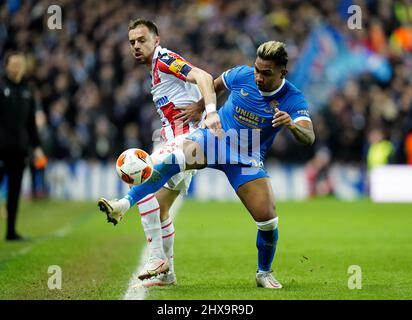 Les Rangers Alfredo Morelos affronte le Rodic de Milan de Red Star Belgrade lors de la manche de seize premiers matchs de la Ligue Europa de l'UEFA au stade Ibrox, à Glasgow. Date de la photo: Jeudi 10 mars 2022. Banque D'Images