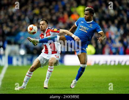 Les Rangers Alfredo Morelos affronte le Rodic de Milan de Red Star Belgrade lors de la manche de seize premiers matchs de la Ligue Europa de l'UEFA au stade Ibrox, à Glasgow. Date de la photo: Jeudi 10 mars 2022. Banque D'Images