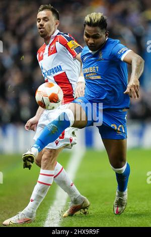 Les Rangers Alfredo Morelos affronte le Rodic de Milan de Red Star Belgrade lors de la manche de seize premiers matchs de la Ligue Europa de l'UEFA au stade Ibrox, à Glasgow. Date de la photo: Jeudi 10 mars 2022. Banque D'Images