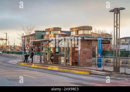 Fort Collins, Colorado, États-Unis - 8 mars 2022 : les passagers attendent à l'arrêt d'autobus. MAX bus Rapid Transit dessert les principaux centres d'activité et d'emploi à travers Banque D'Images