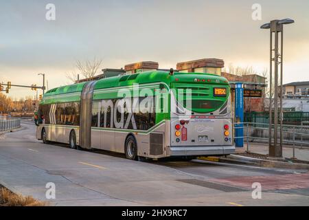 Fort Collins, Colorado, États-Unis - 8 mars 2022 : BUS MAX à l'arrêt. MAX bus Rapid Transit dessert les principaux centres d'activité et d'emploi de fort Collins in Banque D'Images