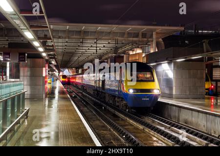 A East Midlands trains Intercity 125 train à grande vitesse à la gare de London St Pancras avec la voiture 43055 qui mène sur une nuit humide Banque D'Images