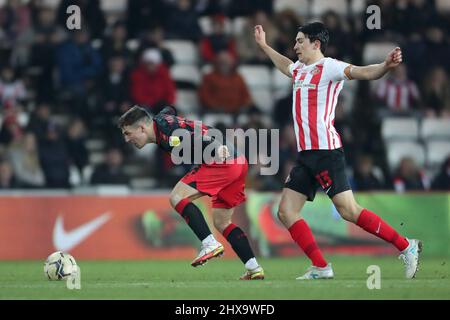 SUNDERLAND, ROYAUME-UNI. 8th MARS Carl Johnston de Fleetwood Town en action avec Luke O'Nien de Sunderland lors du match de la Sky Bet League 1 entre Sunderland et Fleetwood Town au stade de Light, Sunderland, le mardi 8th mars 2022. (Credit: Mark Fletcher | MI News) Credit: MI News & Sport /Alay Live News Banque D'Images