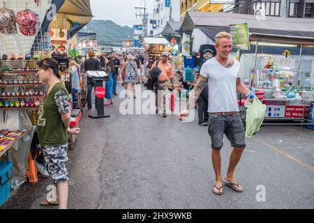 Scène urbaine du célèbre marché nocturne de Hua Hin. Hua Hin est l'une des destinations de voyage les plus populaires en Thaïlande. Banque D'Images