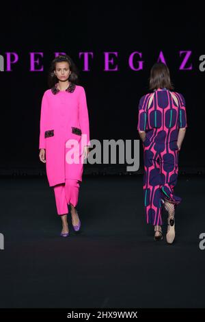 Madrid, Espagne. 10th mars 2022. Les modèles parcourent la piste du spectacle de mode Pertegaz lors de la Mercedes Benz Fashion week Madrid édition mars 2022 à l'IFEMA. Crédit : SOPA Images Limited/Alamy Live News Banque D'Images